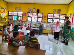 Babinsa Koramil 0816/15 Sukodono Berikan Motivasi dan Arahan pada Pelajar SD