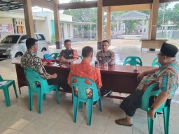 Babinsa Koramil 0816/13 Wonoayu Gelar Komsos dengan Tiga Pilar Demi Kondusivitas Desa