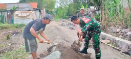 Babinsa Koramil 0816/15 Sukodono Bahu-membahu Bersama Warga dalam Pembangunan Saluran Air di Desa Ngaresrejo