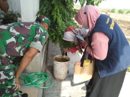 Sinergi Babinsa dan Babinkamtibmas Wonoayu dalam Pencegahan Demam Berdarah