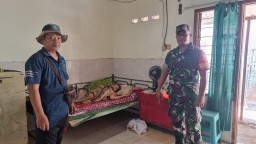 Babinsa Koramil 0816/16 Waru Peltu Puji Suyanto Bantu Wujudkan Distribusi Tepat Sasaran BLT Dana Desa di Desa Pepelegi