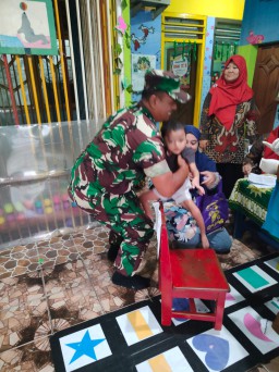 Babinsa Pelda Puji Suyanto Hadiri dan Dukung Pekan Imunisasi Nasional di Desa Waru