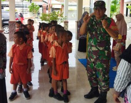 Peduli Kesehatan Masyarakat, Babinsa Koramil 0816/15 Sukodono Dampingi Pekan Imunisasi Nasional Polio