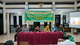 Babinsa Ngaresrejo Bersama Bhabinkamtibmas Hadiri Musyawarah Desa Khusus Calon KPM Penerima BLT DD Tahun 2024