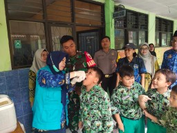 Sinergi dalam Aksi Kemanusiaan, Babinsa Serda Badik Mendampingi Kegiatan Imunisasi Nasional di SDN 1 Janti