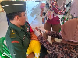 Peran Babinsa Koramil 0816/11 Tarik, Laksanakan Pendampingan dan Sukseskan Program Imunisasi Vaksin Polio Di Desa Klantingsari