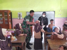 Babinsa Desa Becirongengor Dukung Pekan Imunisasi Nasional Polio untuk Masa Depan Anak-anak