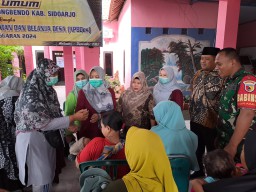 Bersatu Lawan Polio : Serma Alfian Babinsa Koramil 0816-10/Balongbendo Dukung PIN Polio Tahun 2024 di Desa Watesari
