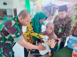 Support Prevention Polio,Babinsa Koramil 0816/14 Taman Dampingi Tim Nakes Berikan Imunisasi Kepada Anak