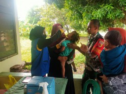 Babinsa Lebo Koramil 0816/01 Sidoarjo sukseskan pekan PIN polio di wilayahnya.