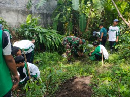Kolaborasi Bina Lingkungan, SMAN 1 Krembung Gandeng TNI dalam Penanaman Bunga Rosela