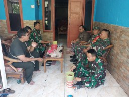 Bentuk Solidaritas Yang Nyata, Anggota Koramil 0816/15 Sukodono Jenguk Anggota Yang Sakit.