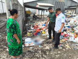 Babinsa 0816/03 Buduran, Bhabinkamtibmas dan perangkat Desa mengecek penemuan jasad bayi