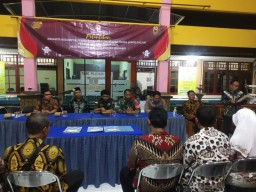 Sinergitas tiga pilar Hadiri pelantikan KPPS Pemilu 2024 di desa Banjar bendo Sidoarjo.