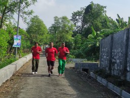 Jaga Kebugaran dan Tingkatkan Stamina, Bati Tuud Peltu Marjuki Bersama Anggota Melaksanakan Pembinaan Fisik.