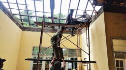 Babinsa Koramil 0816/01 Sidoarjo Perkuat Semangat Gotong Royong dalam Perbaikan Pangkalan Makoramil