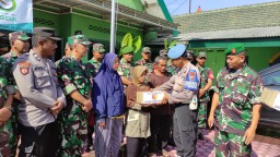 Sinergitas TNI-POLRI, Koramil 0816/05 &amp; Polsek Tulangan Berikan Bantuan Sembako kepada Warga Kurang Mampu