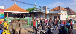 Pentingnya Jaga Kesehatan Tubuh, Anggota Koramil 0816/11 Tarik Senam SKJ Bersama Warga Masyarakat Kec. Tarik