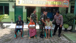 TNI-Polri Berikan Sembako pada Masyarakat Prambon dalam Kegiatan Bhakti Sosial