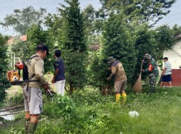 Babinsa Koramil 0816/09 Krian, Serda Suhendri Bertekad Membangun Kebersamaan Melalui Komsos dan Kerja Bakti di Desa Barengkrajan