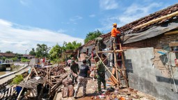 Kodim 0816/Sidoarjo laksanakan Karya bakti bantuan kemanusiaan Pasca Terdampak Angin Puting Beliung di dua Kecamatan