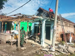 Bentuk Kepedulian TNI, Anggota Kodim 0816 Sidoarjo Beserta Jajaran Bantu Merenovasi Rumah Warga Terkena Puting Beliung.
