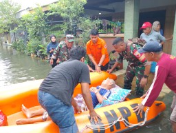 Aksi Nyata Danramil 0816/14 Taman Bersama Anggota dalam Bantu Evakuasi Korban Banjir di Desa Kramatjegu