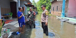 Peran Proaktif Babinsa di Desa Kalisampurno: Pengawasan Dinamika Genangan Air Akibat Hujan Lebat