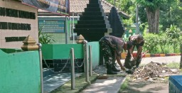 Babinsa Koramil 0816/06 Tanggulangin Gotong Royong Perbaiki Saluran Air yang Rusak