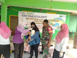 Kiprah Dedikatif Sertu Catur WS, Mengawal Kesuksesan Program Imunisasi PIN di Desa Boro