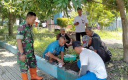 Sinergi Babinsa Koramil 0816/06 Tanggulangin dalam Aksi Pendampingan BPKAD Sidoarjo untuk Pencegahan Infeksi di Fasilitas Umum