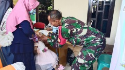 Babinsa Koramil 0816/13 Wonoayu Berperan Aktif dalam Mendukung Kesehatan Anak - Suksesnya Kegiatan Posyandu di Dsn. Lumbang