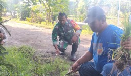Babinsa Desa Penatarsewu Bersama Warga Kerja Bakti Bersih-Bersih Lingkungan