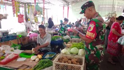 Babinsa 0816/03 Buduran melaksanakan monitoring harga bahan pokok di Pasar Tradisional