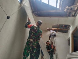 Babinsa Koramil 0816/01 bersama warga Cemengkalang Sidoarjo gotong royong perbaikan mushola pasca hujan angin.