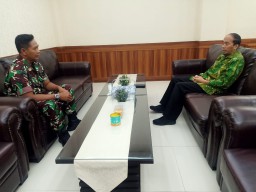 Danramil 0816/01 Sidoarjo Komsos dengan Rektor Universitas Muhammadiyah Sidoarjo.