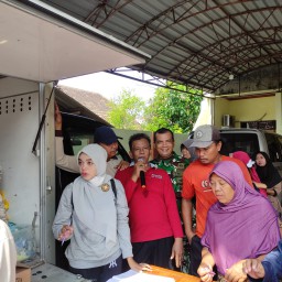 Serma Edi Babinsa Kebaron Dampingi Pasar Murah Bagi Warga Kelurahan Kebaron