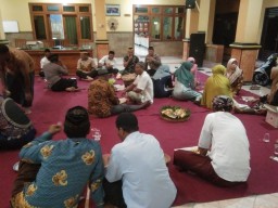 Serka Nur Asandi Babinsa Koramil 0816/05 Bersama Danramil Hadiri Doa Bersama Ruwat Desa Singopadu Tahun 2024