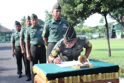 Dandim 0816/Sidoarjo Memimpin Upacara Purna Tugas dengan Khidmat di Lapangan Apel Kodim 0816/Sidoarjo