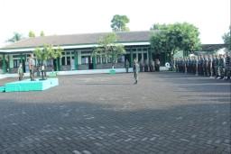 Prajurit dan PNS Kodim 0816/Sidoarjo melaksanakan Upacara Bendera yang Khidmat di Hari Senin