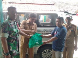 Babinsa Desa Boro Bangun Kesejahteraan Melalui Pendampingan dan Pendistribusian Sembako di Desa Boro