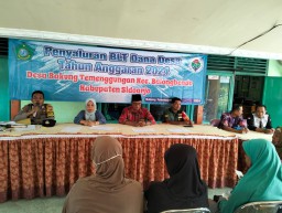 Serka M.Imam Kambali Menyalurkan Bantuan Langsung Tunai Dana Desa BLT-DD Tahun 2024