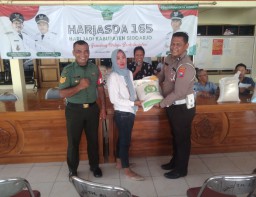 Babinsa &amp; Bhabinkamtibmas Kelurahan Kebaron, Laksanakan Kegiatan Pendampingan Penyaluran Bantuan Pangan untuk Masyarakat Di Balai Desa Kebaron