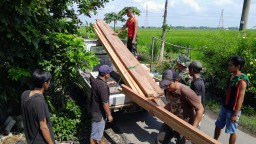 Anggota Koramil 0816/11 Tarik Bersama Warga Masyarakat Laksanakan Bedah Rumah Tidak Layak Huni