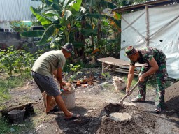 Danramil Kapten Inf Moh. Said &amp; Batuud Koramil 05/Tulangan Berserta Babinsa Bergerak Perbaiki Rumah Tidak Layak Huni Warga Binaan