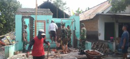 Gotong Royong Membangun Kembali Rumah Layak Huni: Kolaborasi Babinsa Koramil 0816/12 Prambon dan Warga Desa Prambon, Sidoarjo