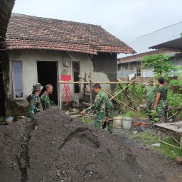 Anggota Babinsa 05/Tulangan Saling Membahu Laksanakan RUTILAHU SWADAYA MANDIRI Renovasi Rumah Warga Binaan.