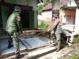 Danramil 0816/09 dan Batuud Koramil 09/Krian Berserta Babinsa gerak cepat Perbaiki Rumah Tidak Layak Huni Warga Binaan Sidoarjo