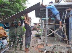 KORAMIL 0816/10 Balongbendo tingkatkan kesejahteraan Masyarakat dengan program RUTILAHU MANDIRI