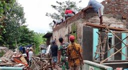 Bentuk Kepedulian Anggota Koramil 0816/11 Tarik, Bedah Rumah Tidak Layak Huni Warga Binaan Yang Kurang Mampu